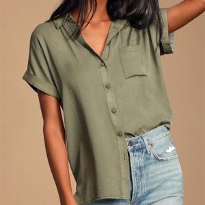 NWOT Lulu's cropped green button down